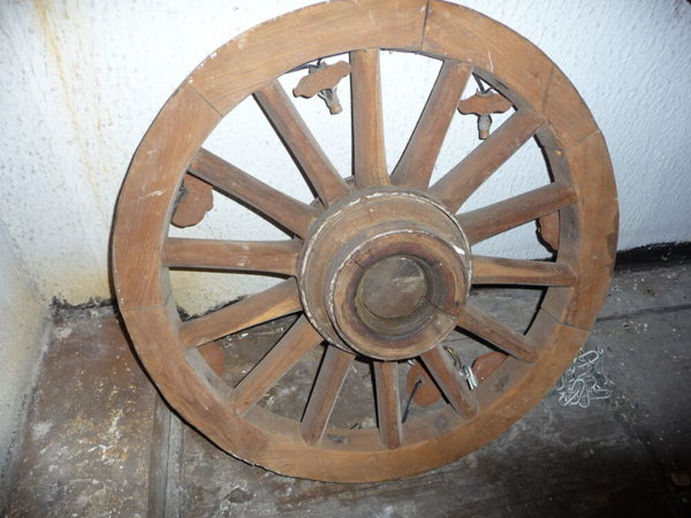 Roue ancienne bois pour suspension &eacute;clairage
Décoration