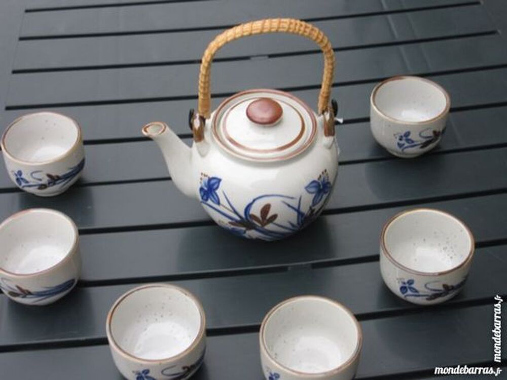 Th&eacute;i&egrave;re avec tasses Cuisine