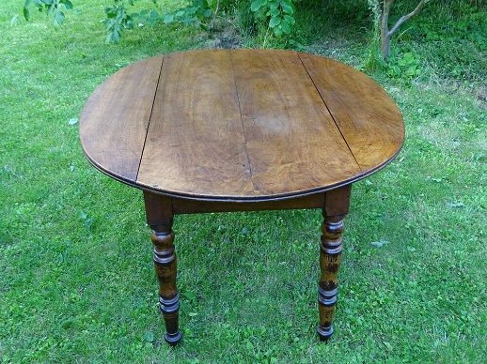 Belle table ovale en noyer d'&eacute;poque Louis-Philippe Meubles