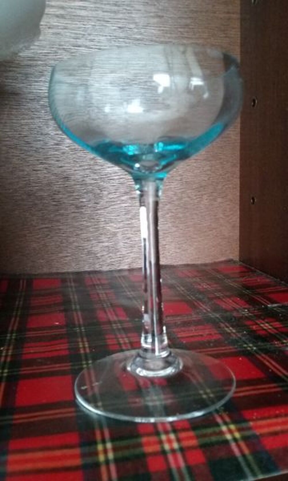 Service de verres &agrave; pied bleu clair Cuisine