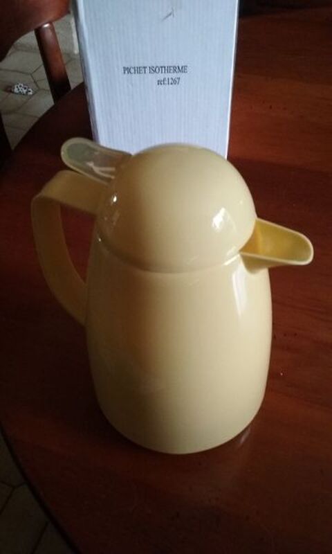 Pichet isotherme jaune neuf 10 L�signy (77)