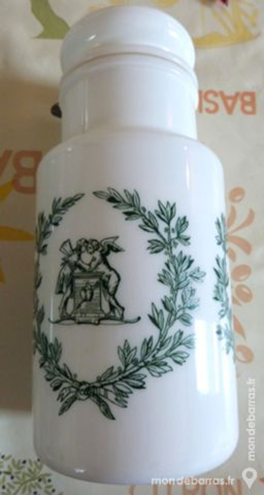 POT EN VERRE OPALE, couvercle herm&eacute;tique Décoration