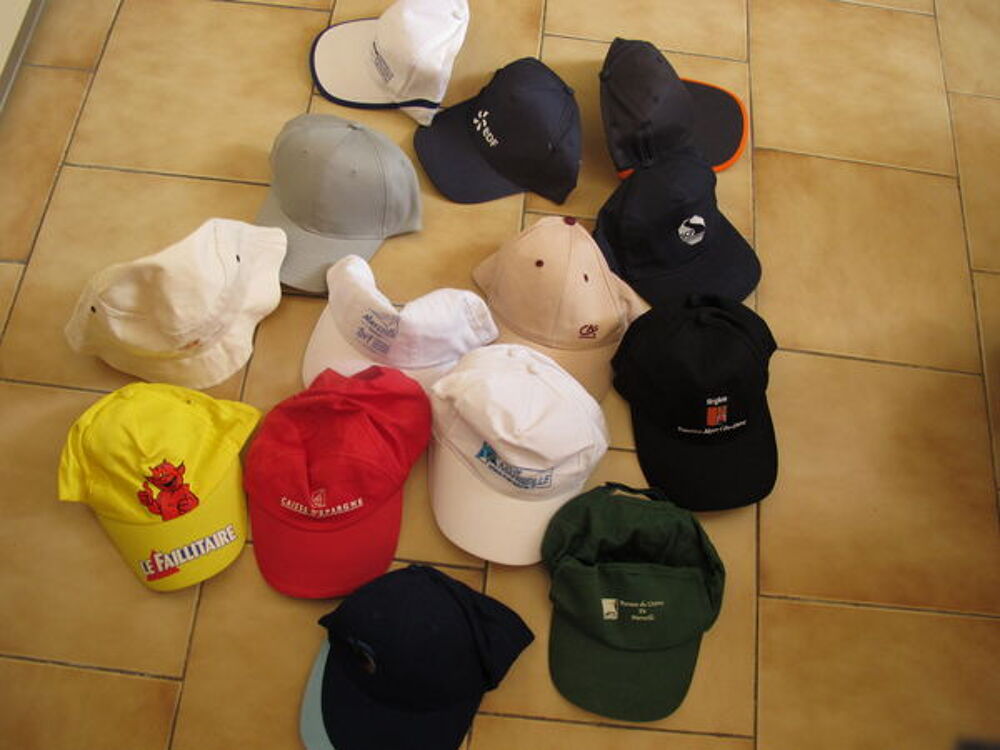 CASQUETTES ET CHAPEAUX DE PAILLE Vêtements