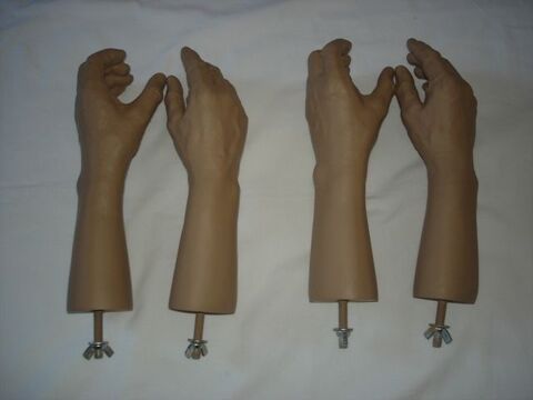 2 paires de mains pour mannequin militaria 60 Thann (68)
