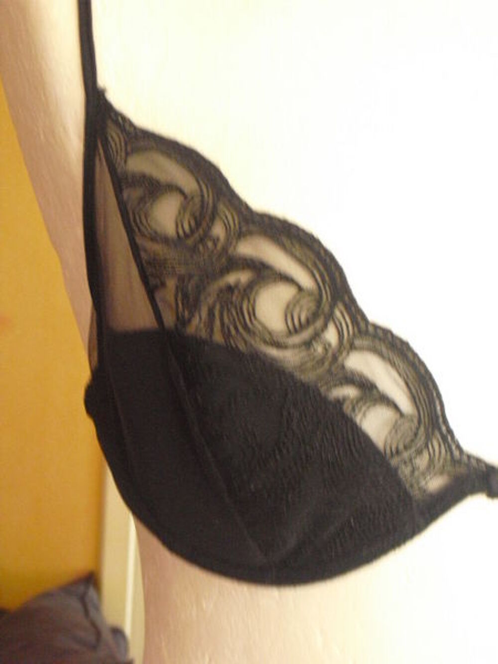 soutien gorge tout brod&eacute; neuf taille 90 C Vêtements
