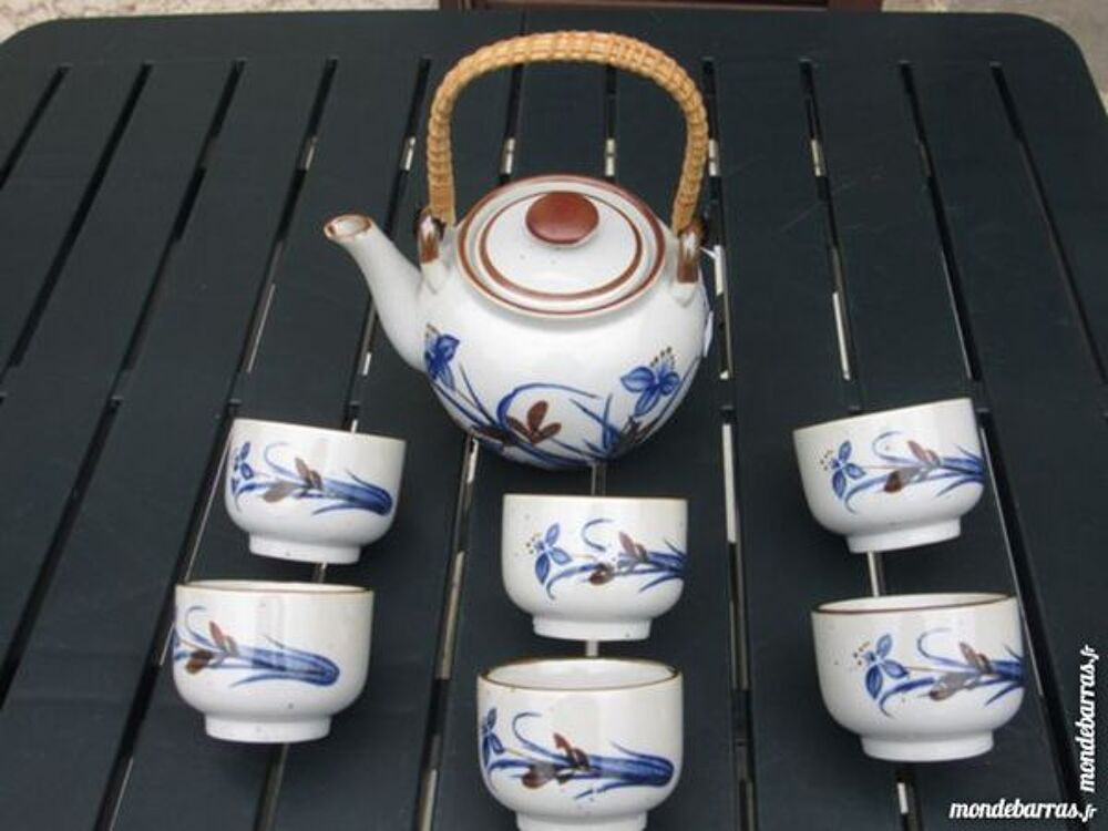 Th&eacute;i&egrave;re avec tasses Cuisine