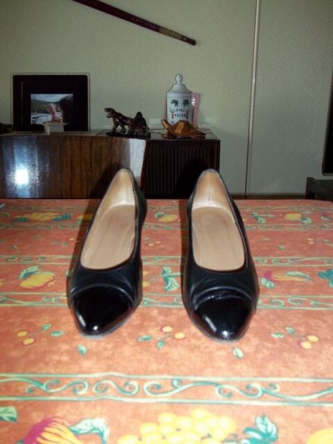 Chaussures noires en cuir 10 L'Ha-les-Roses (94)
