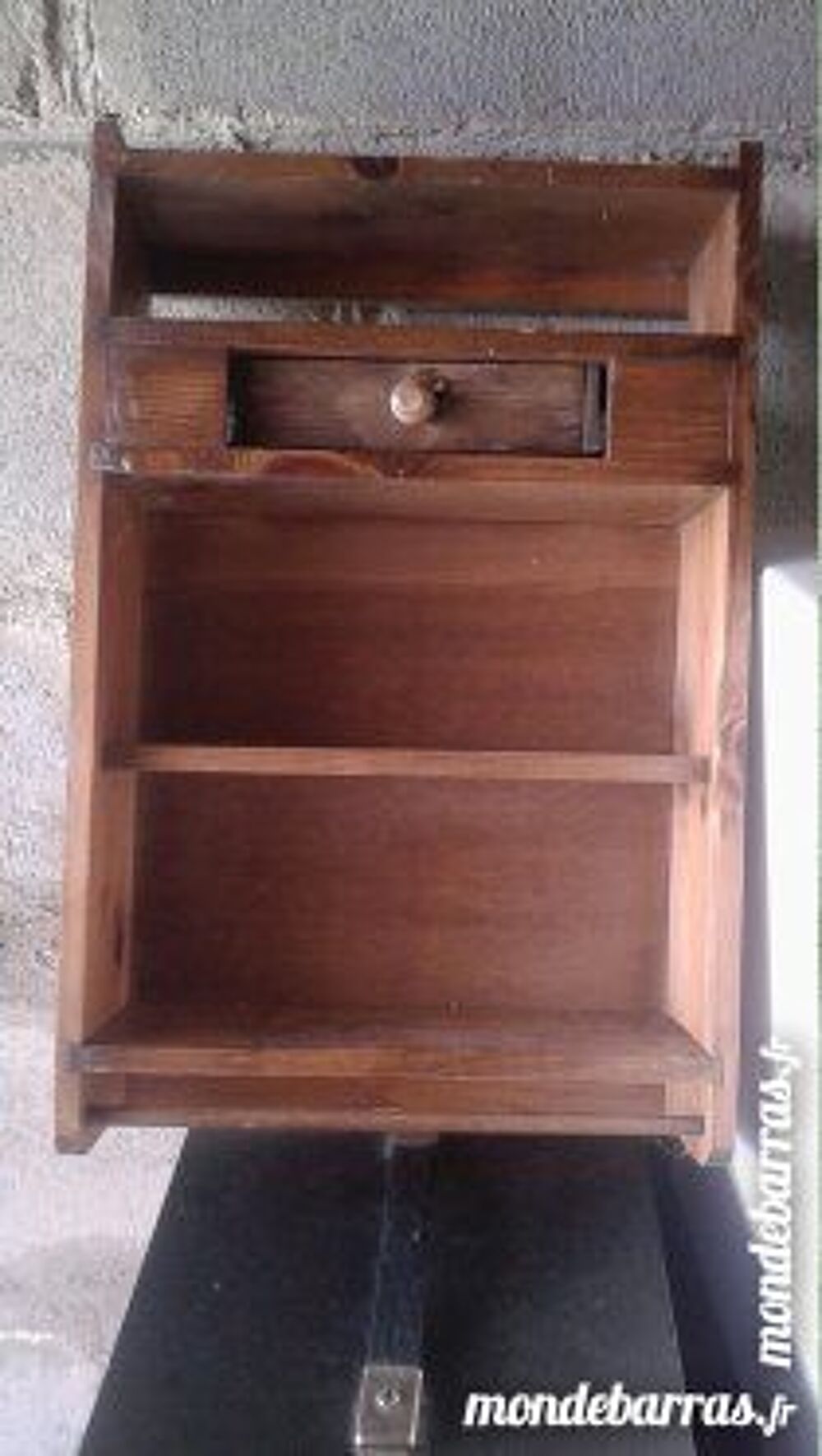 plusieurs &eacute;tag&egrave;res en bois. Cuisine
