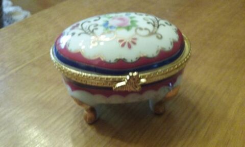 Petit coffret en porcelaine décorée 18 Lésigny (77)