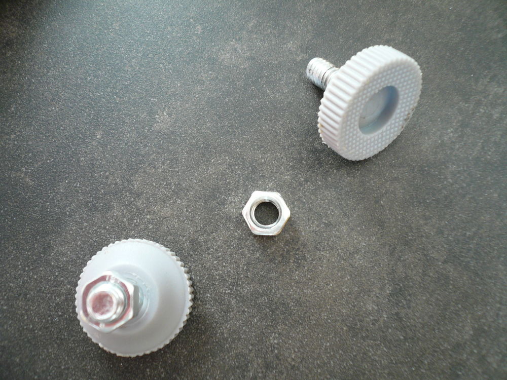 2 Pieds patin plastique r&eacute;glable Bricolage