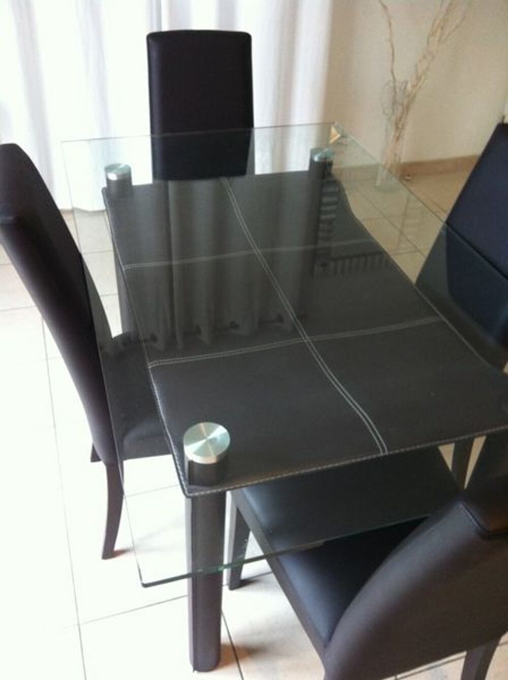 Table a manger en verre et cuir Meubles