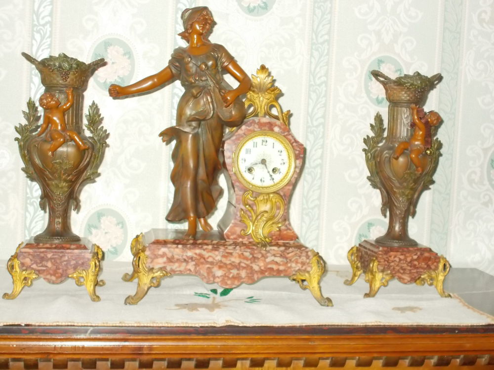 Horloge et vases D�coration