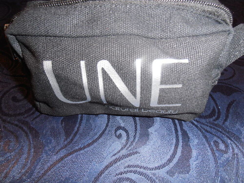 Pochette noire "UNE" (77) Maroquinerie