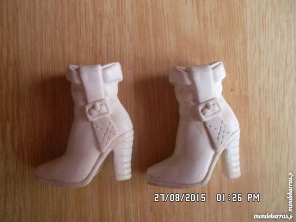 PETITES BOTTES BLANCHES Jeux / jouets