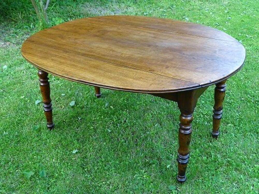 Belle table ovale en noyer d'&eacute;poque Louis-Philippe Meubles