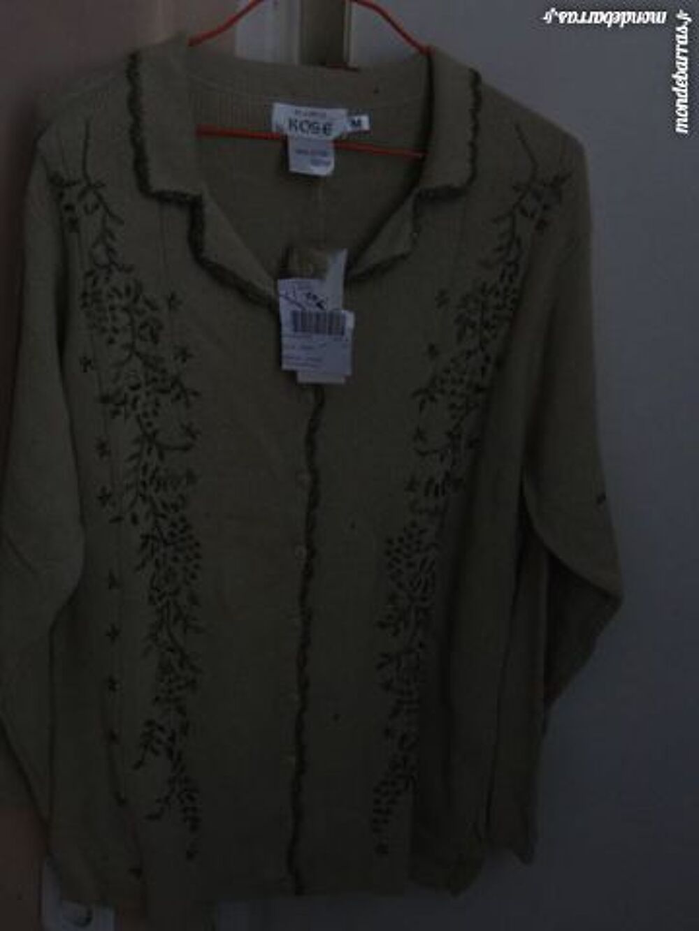 Gilet brod&eacute; TOUT NEUF Vêtements