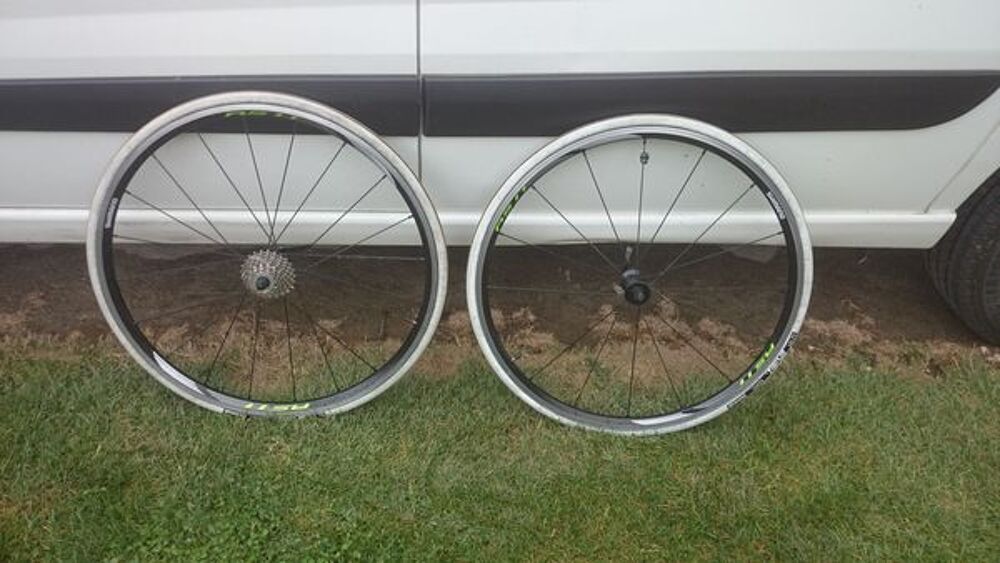 roues v&eacute;lo de route. Vélos