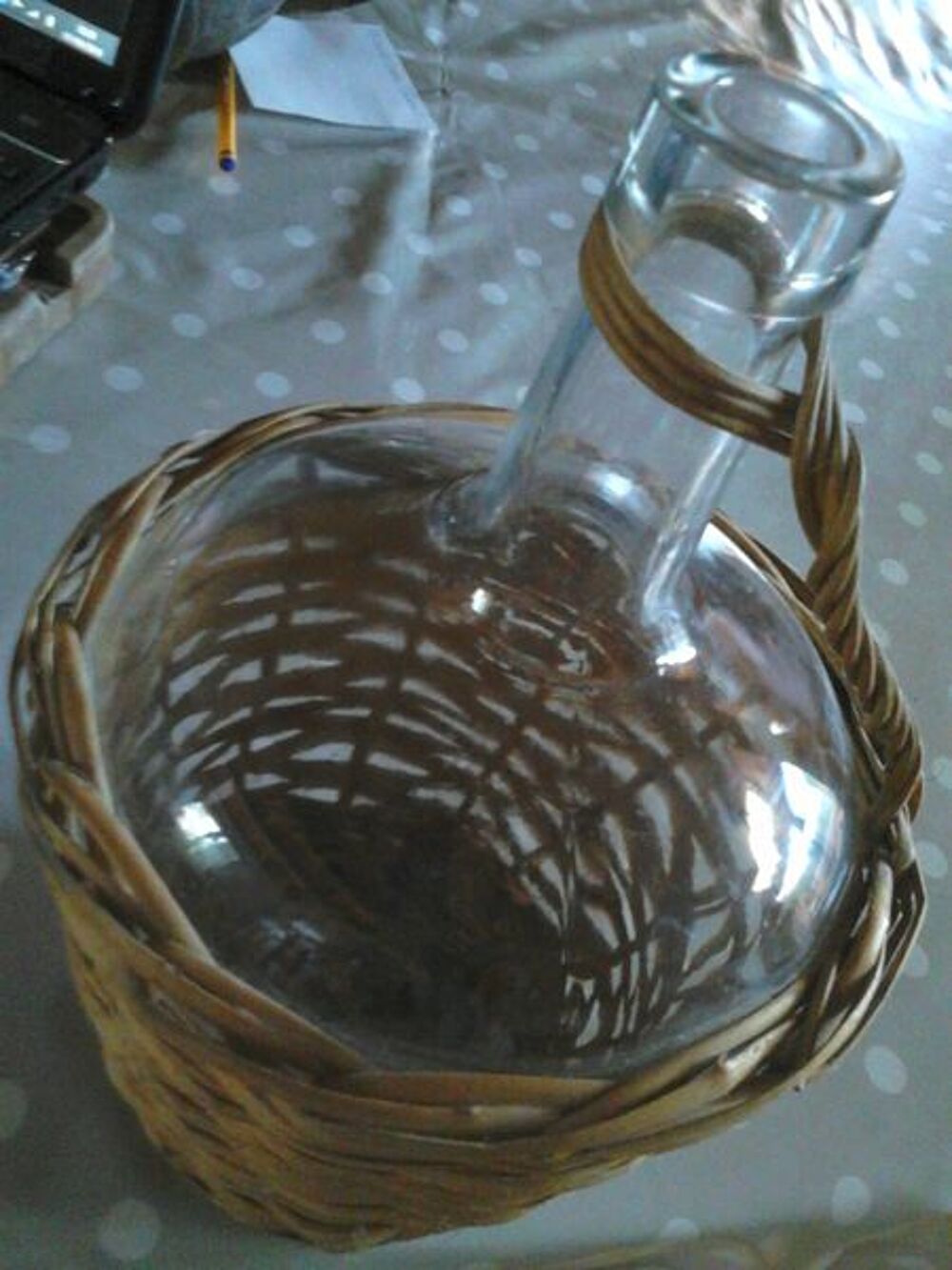 BOUTEILLE en verre, osier tress&eacute; Décoration