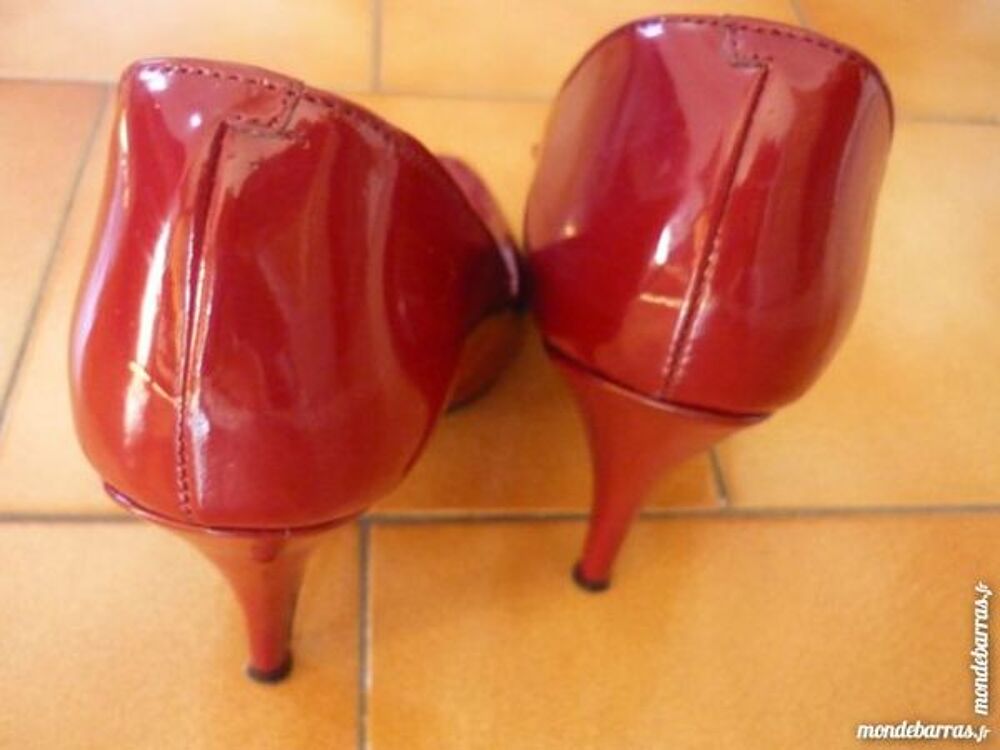 Escarpins rouge-bordeau (p.36) Chaussures
