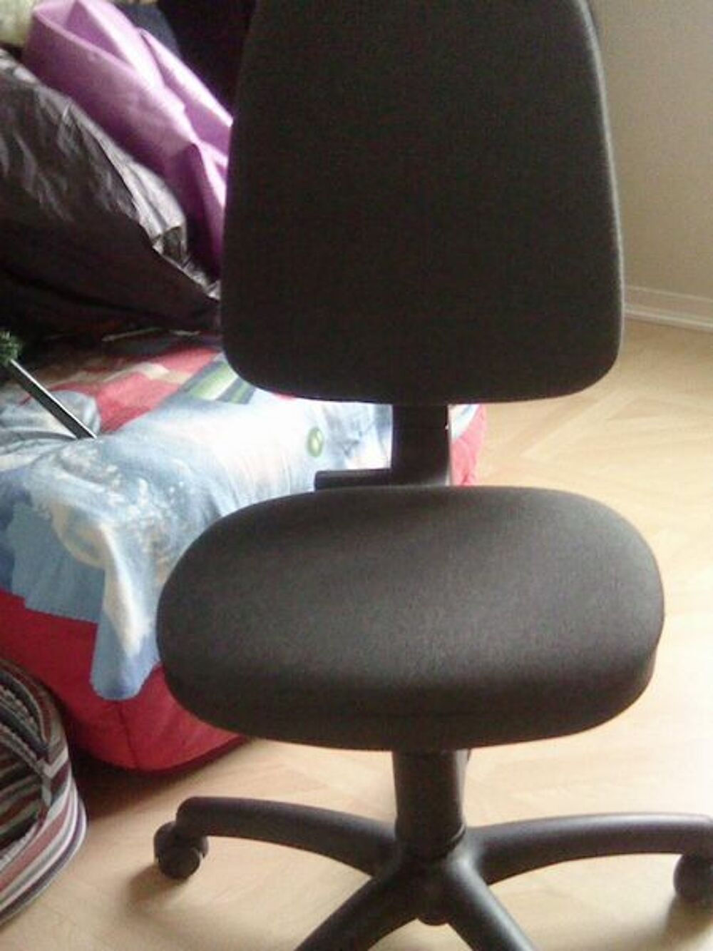 si&egrave;ge bureau + 4 petits pliants donn&eacute;s Matériel informatique