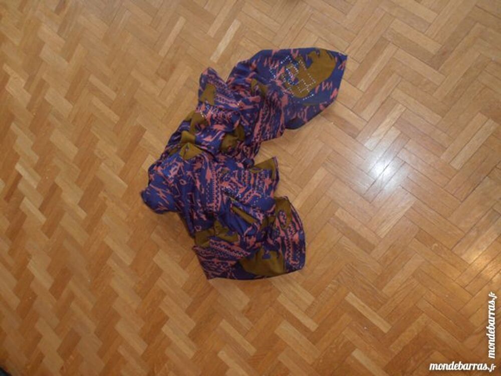 Foulard, &eacute;tole, par&eacute;o Bijoux et montres