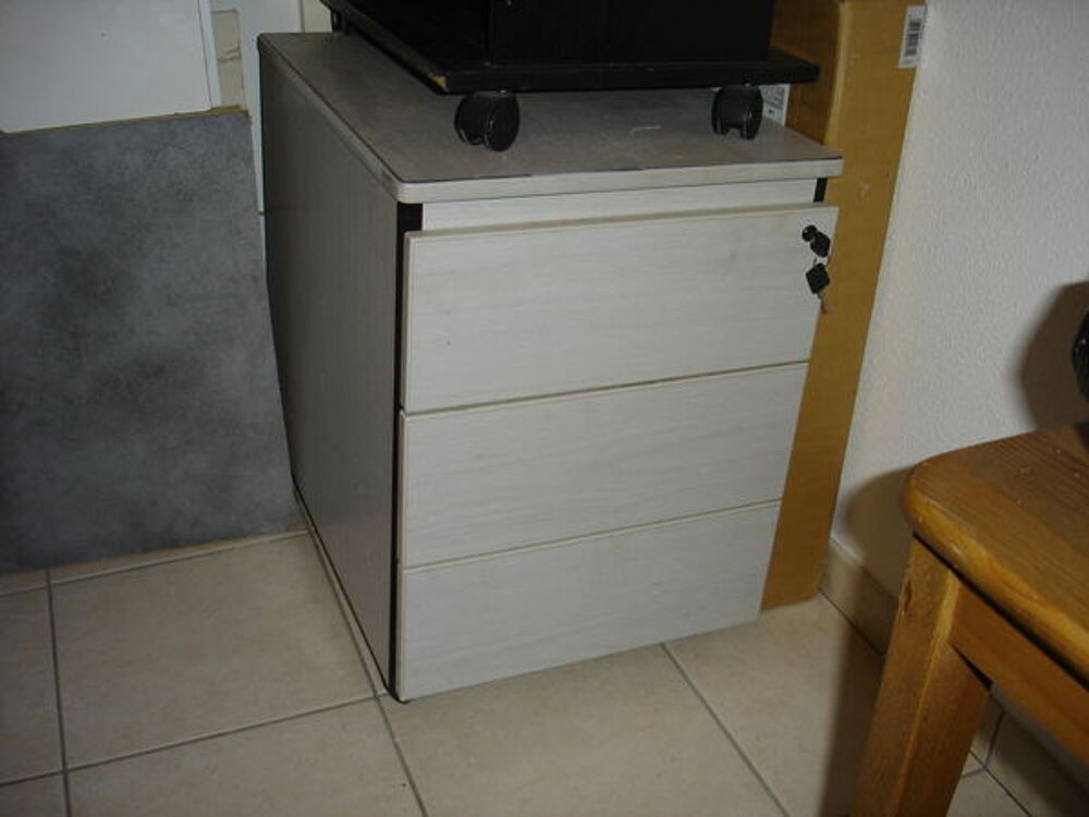 meuble de bureau &agrave; tiroirs roulant (avec clefs) -50%-
Meubles