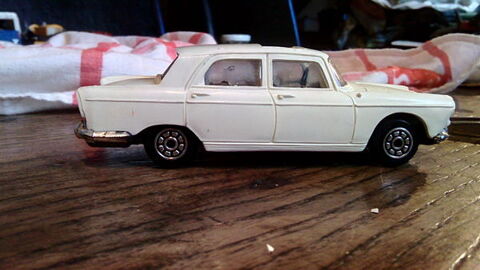 PEUGEOT 404 Norev N 51. 10 Bannalec (29)