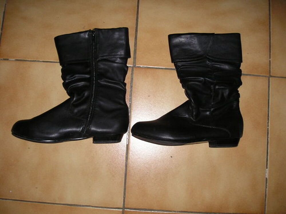 Bottes fille en cuir noir taille 36
Chaussures