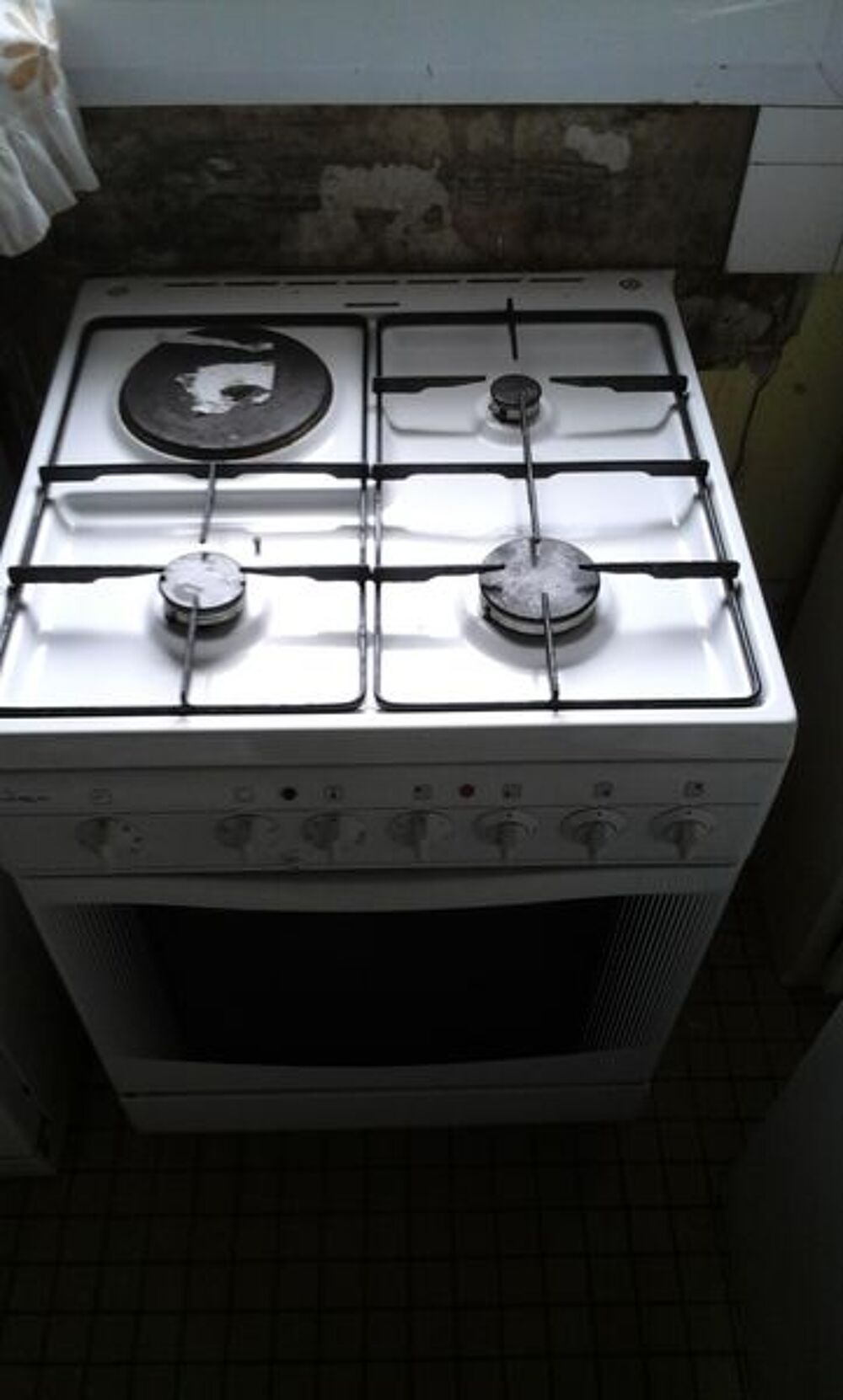 gazini&egrave;re 3feux gaz four gaz + une plaque &eacute;lectrique Electroménager