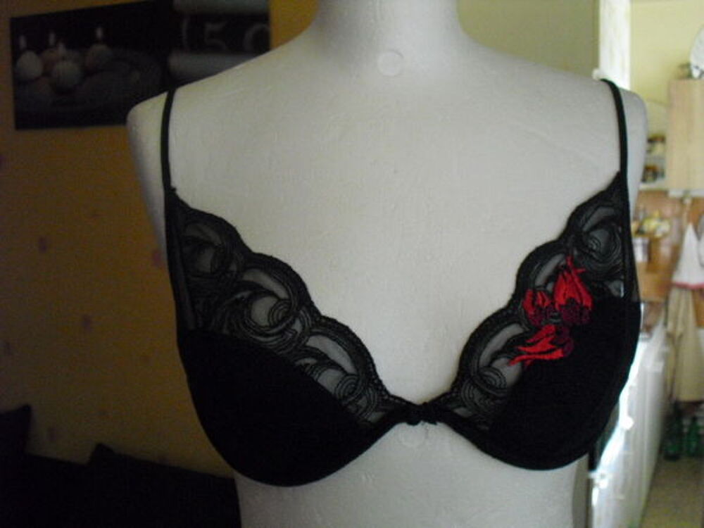 soutien gorge tout brod&eacute; neuf taille 90 C Vêtements