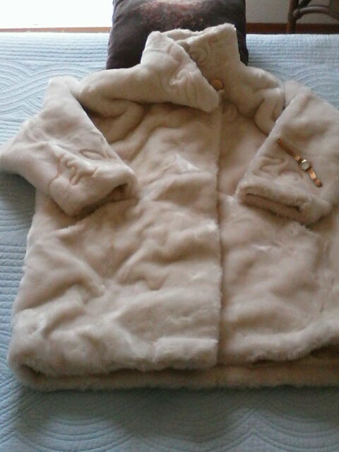 MANTEAU FOURRURE BLANC SPECIAL FETES 0 Le Cannet (06)