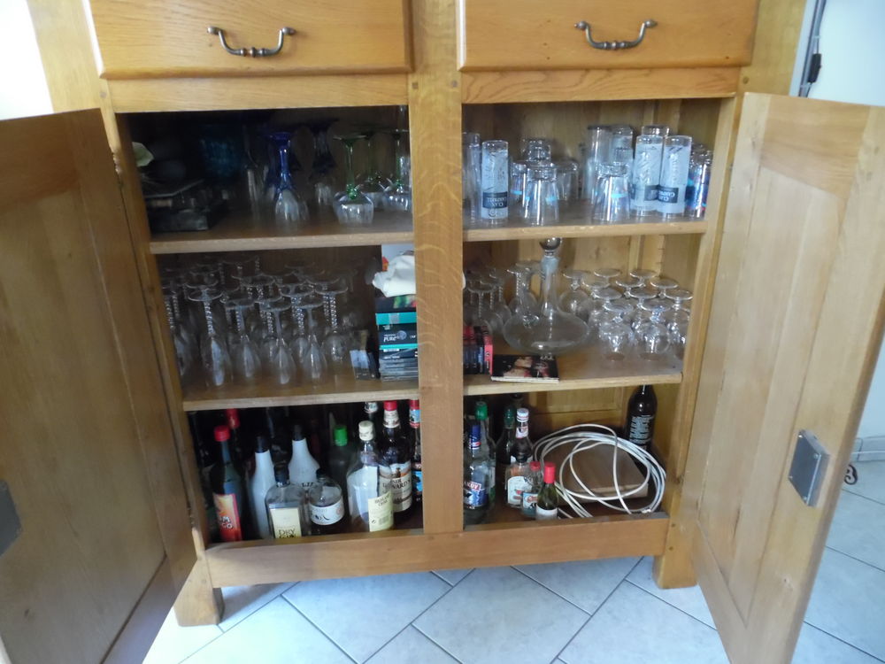 meuble en ch&ecirc;ne v&eacute;ritable, tr&egrave;s bon &eacute;tat Meubles