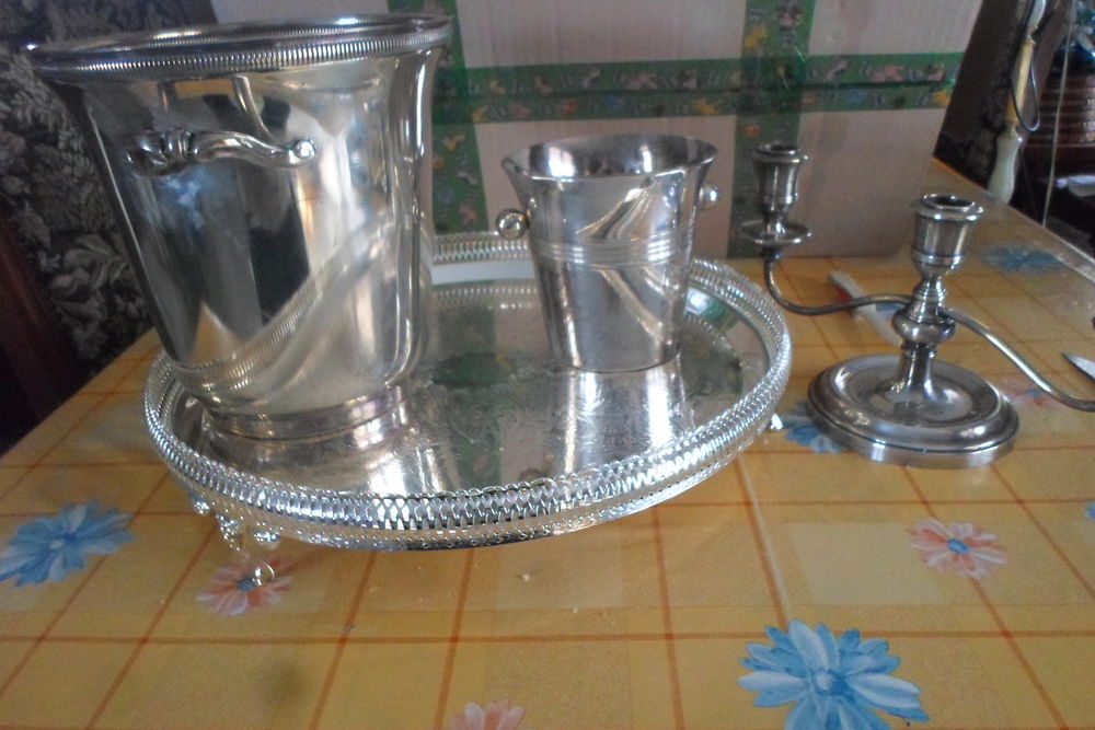 lot d objets en metal argente Décoration