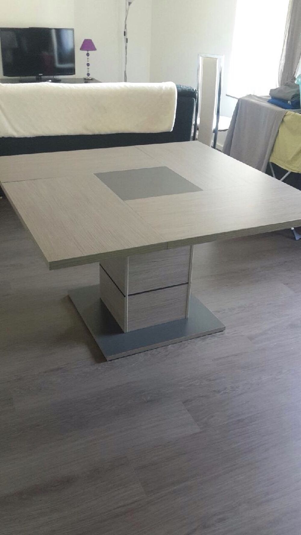 table carr&eacute; 8 place Meubles