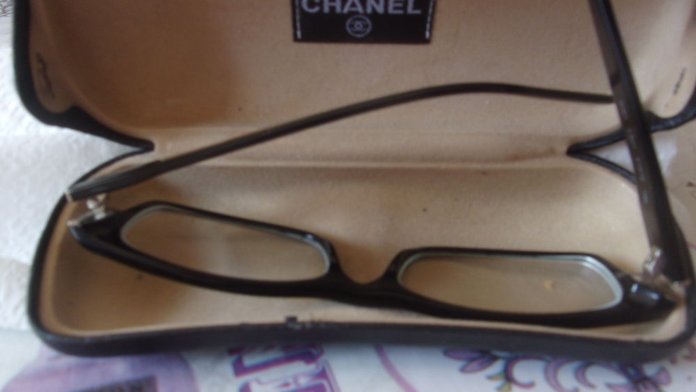 LUNETTES DE VUE CHANEL NOIRE. Bijoux et montres