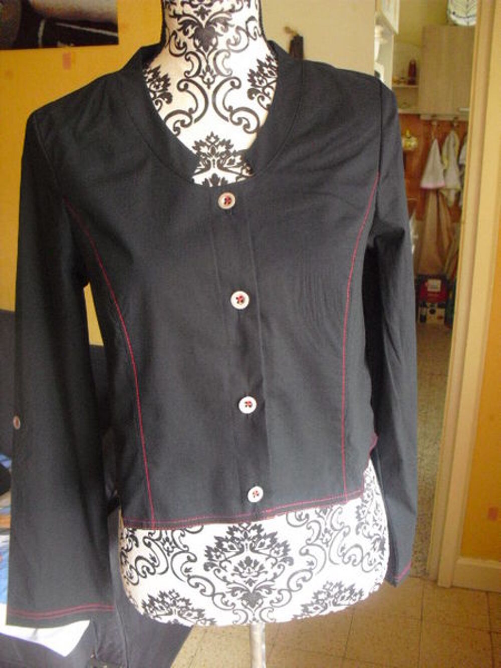 veste courte noire surpiqures rouge NEUVE TAILLE 38 Vêtements