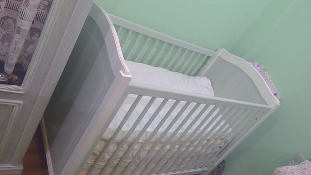 Ensemble lit b&eacute;b&eacute; avec armoire tr&egrave;s bon &eacute;tat Mobilier enfants