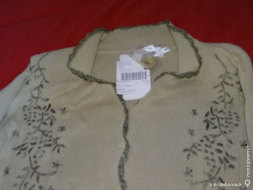 Gilet brod&eacute; TOUT NEUF Vêtements