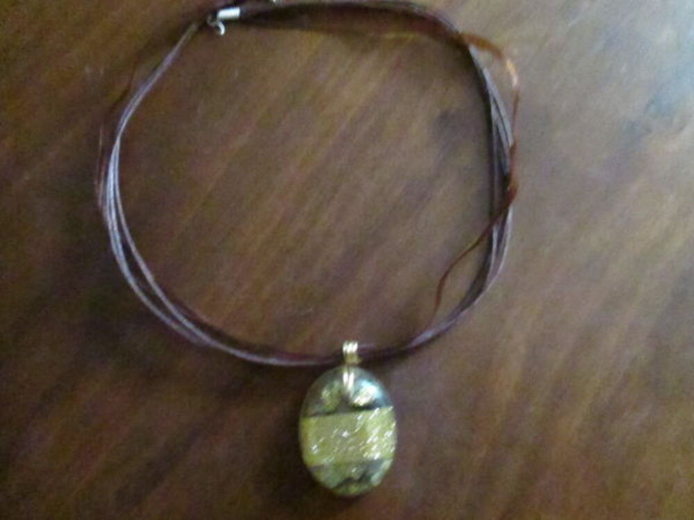 Collier r&eacute;sine ovale Bijoux et montres