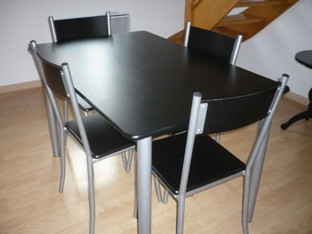 Table noire sans les chaises Meubles
