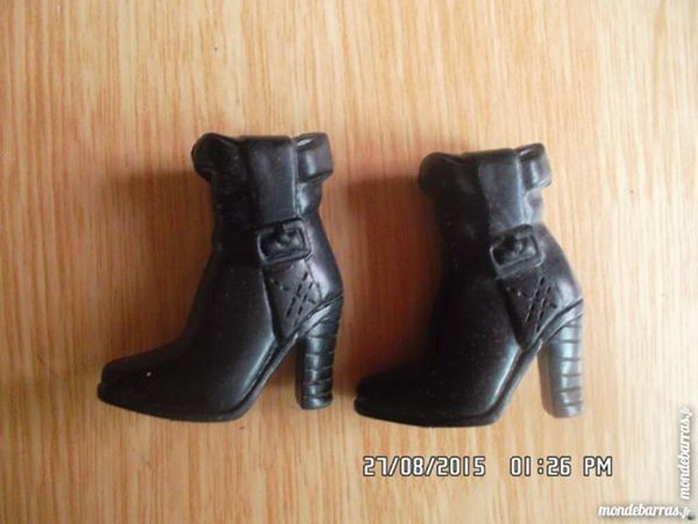 PETITES BOTTES NOIRES Jeux / jouets