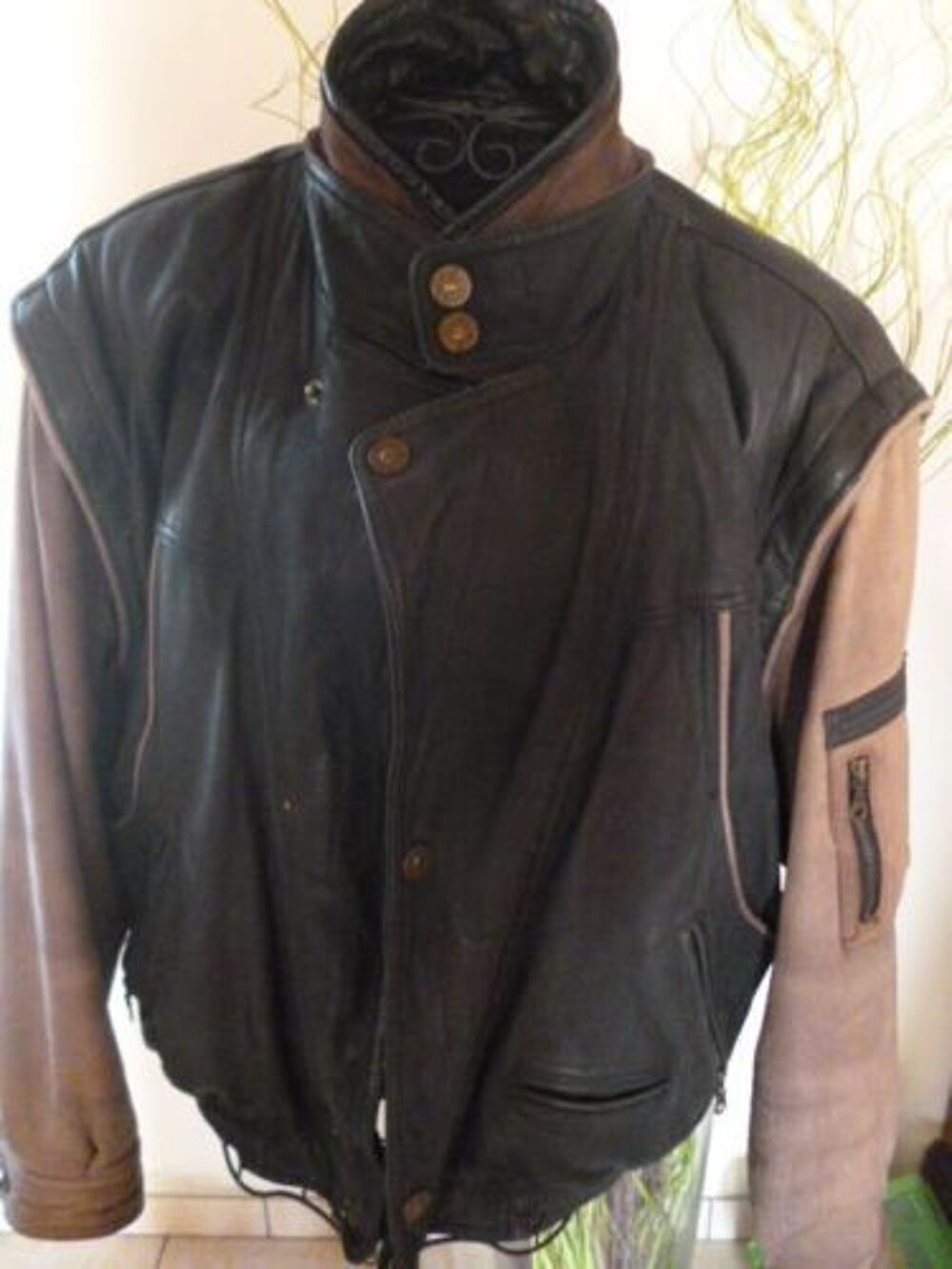 Blouson homme 100% Cuir v&eacute;ritable Vachette Taille 40/42
Vêtements