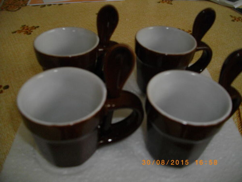 TASSES MARRON + PETITES CUILLERES ASSORTIES Cuisine