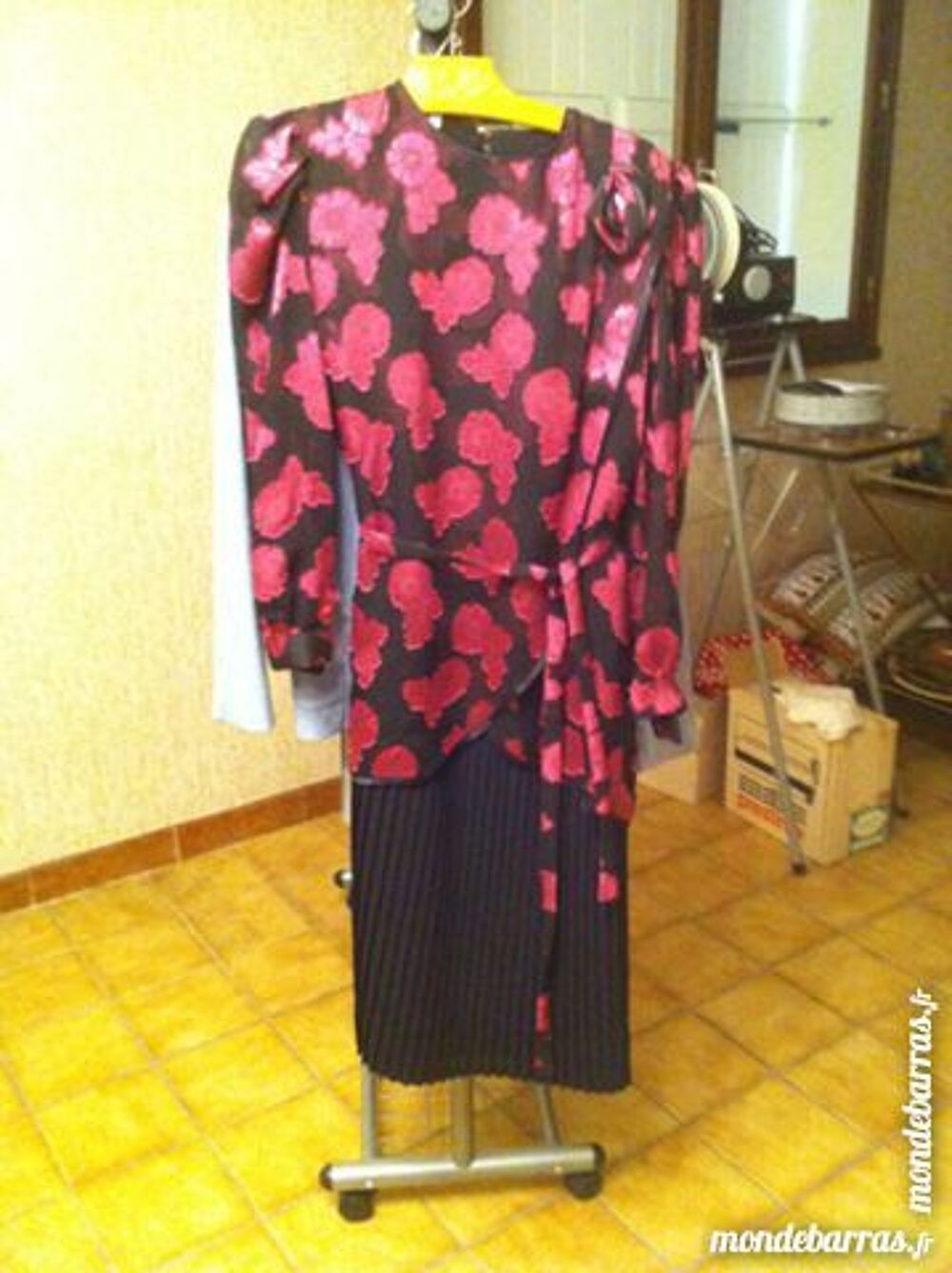 robe de soir&eacute;e noire avec impression fuschia Vêtements