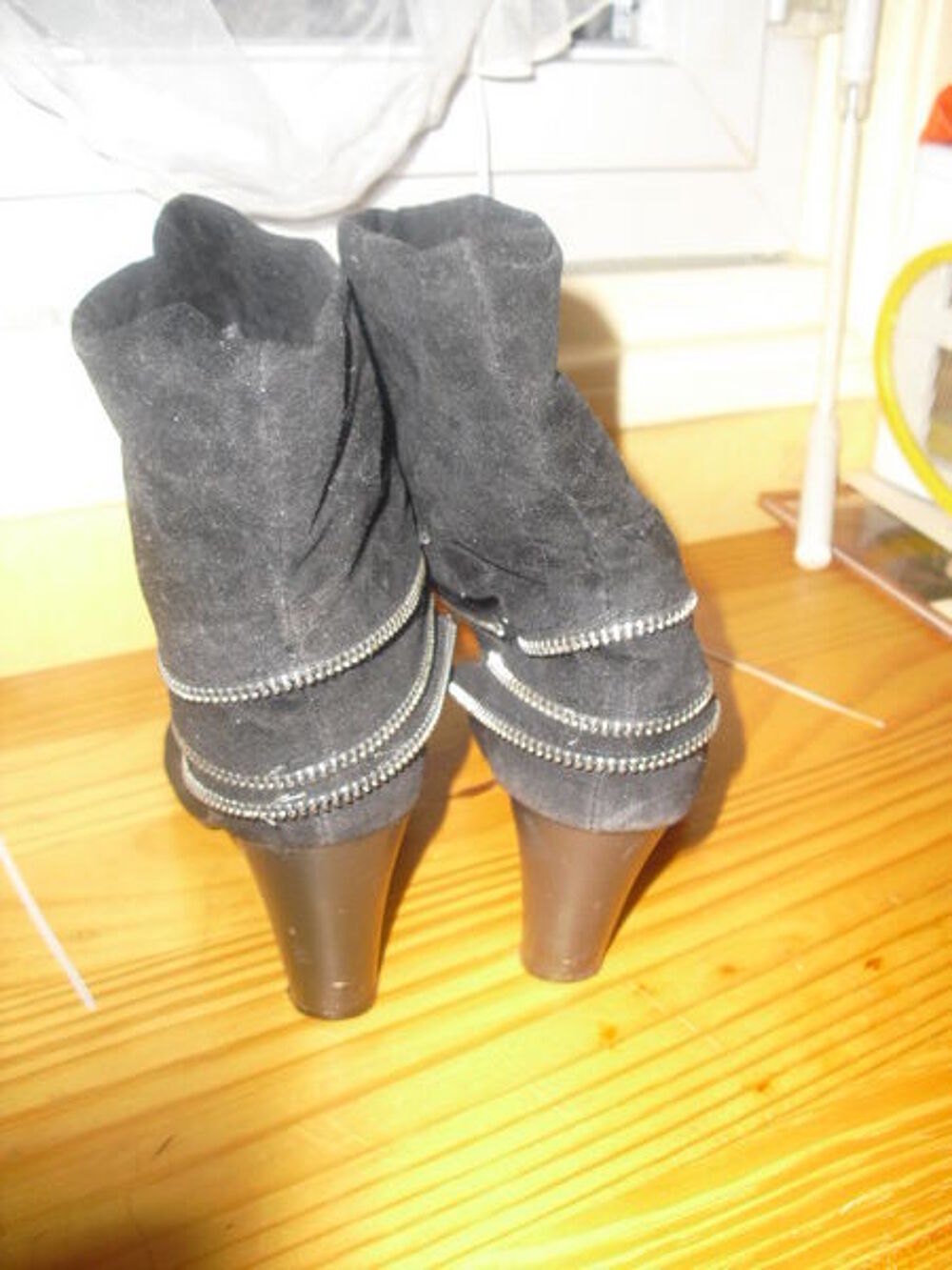 botinne a talon en nubuck noire avec liserais acier T 38 Chaussures