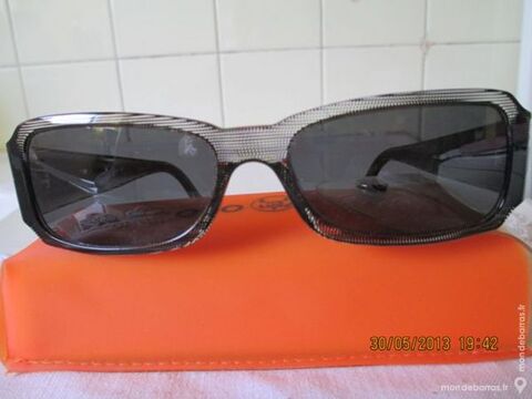 femme lunettes solaires VOGUE grises 50 Alfortville (94)