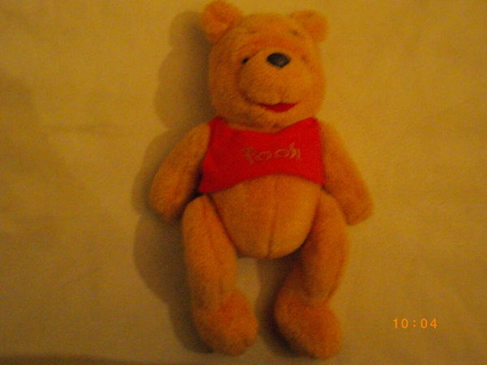 jolie peluche WINNIE L'OURSON avec son habit, comme neuve Jeux / jouets