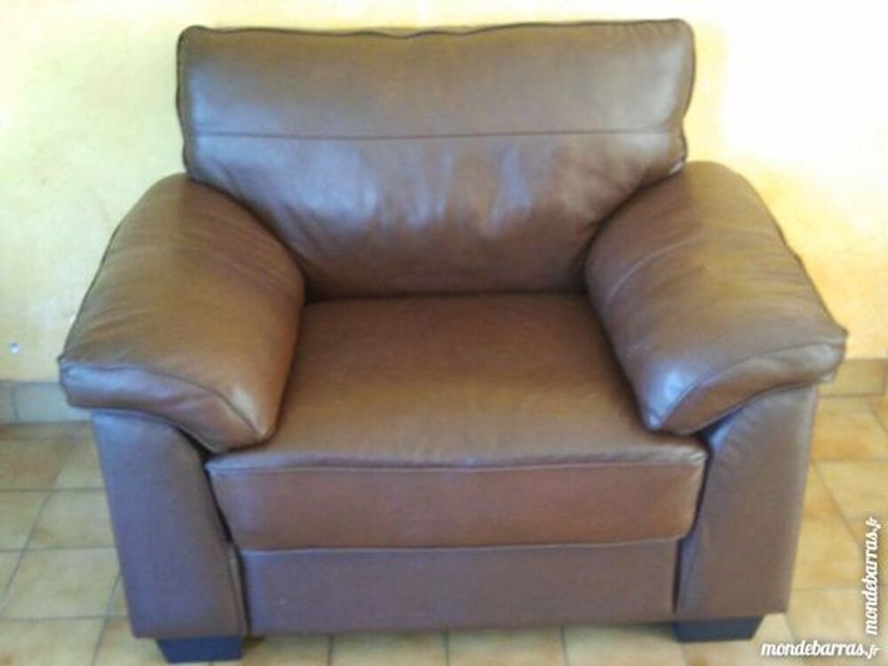 Grand fauteuil fa&ccedil;on cuir couleur cognac Meubles
