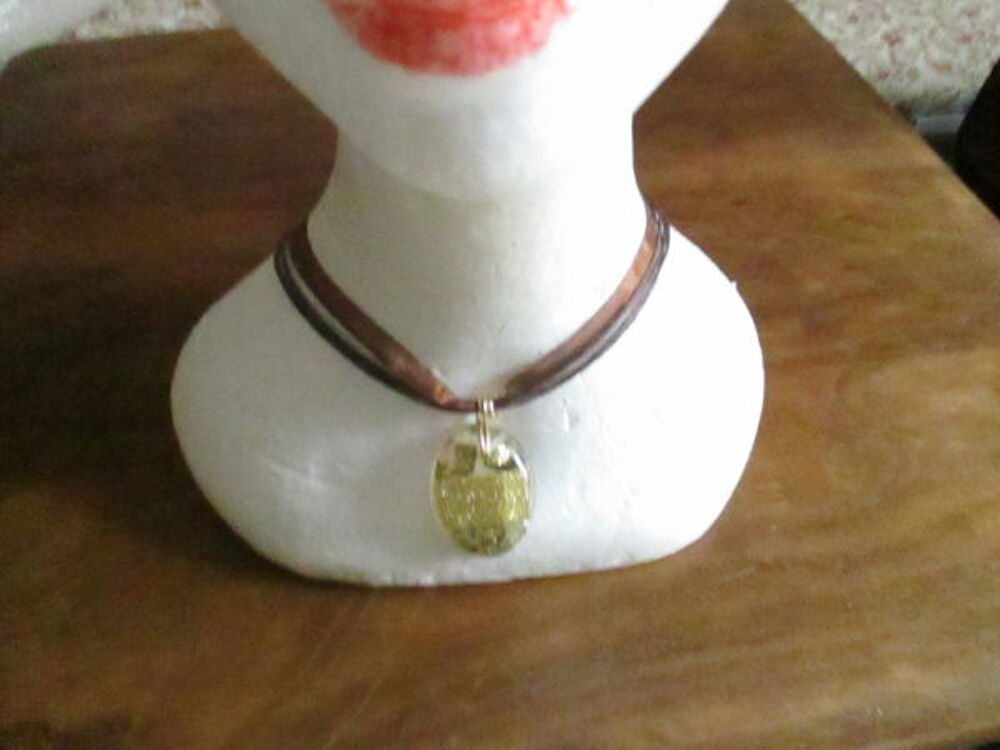 Collier r&eacute;sine ovale Bijoux et montres