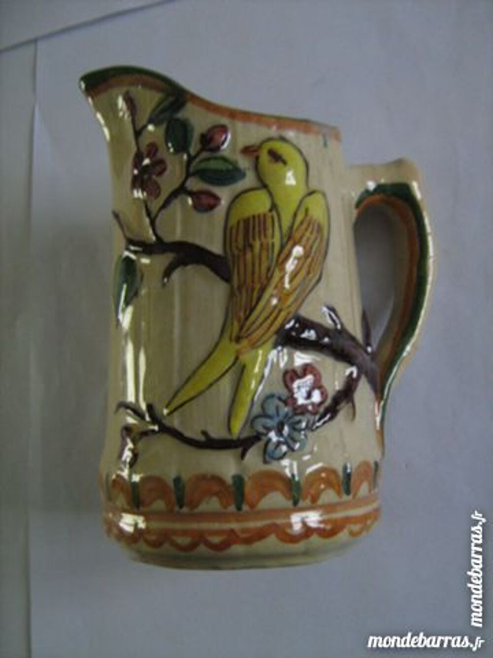 PICHET EN BARBOTINE A DECORS D'OISEAUX 